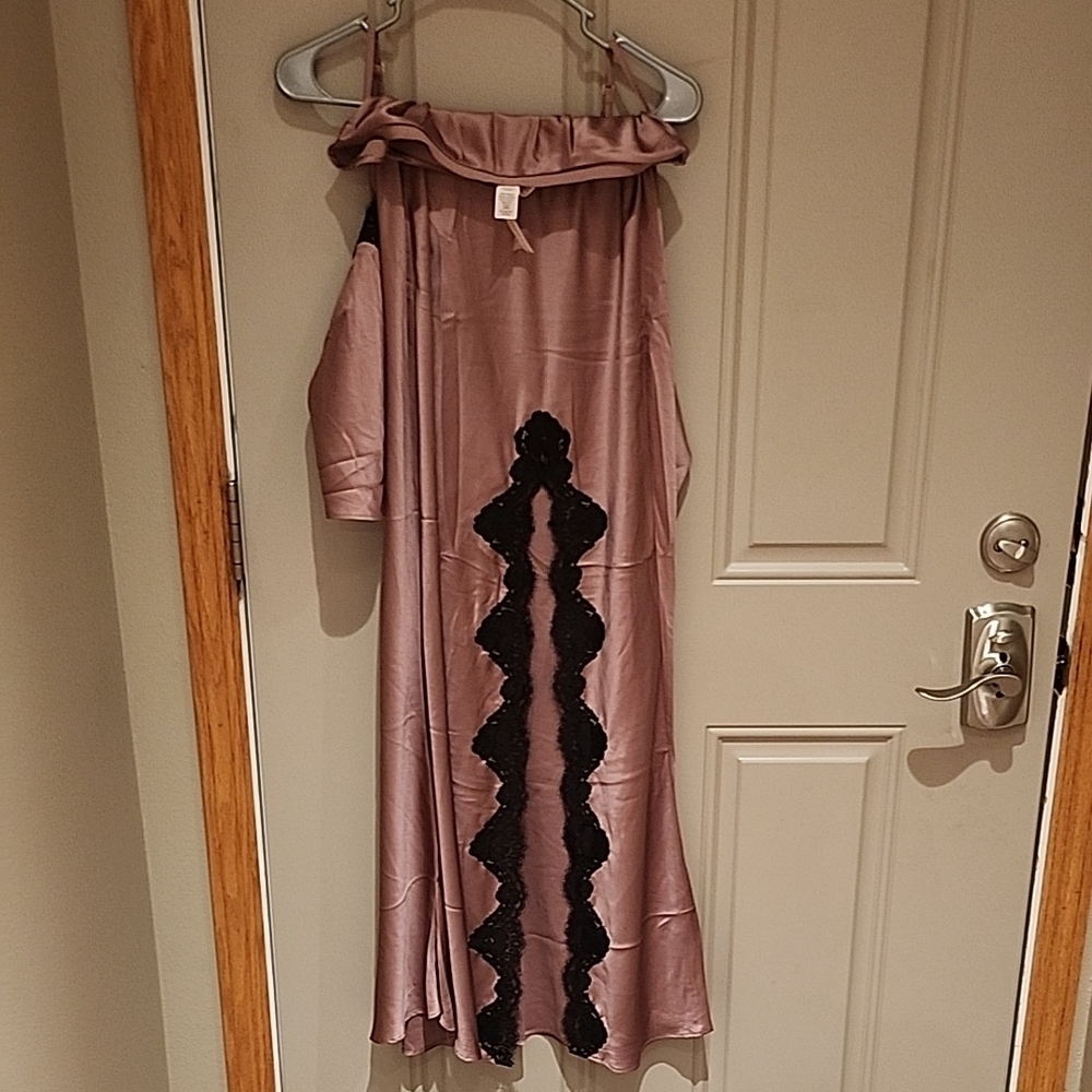 Elegant Mauve Strapless Dress with Black Lace - Picture 4 of 5